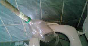 Desentupir vaso sanitário com garrafa pet